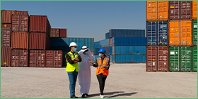 Coface Focus: What perspectives for the UAE after COVID-19? The image shows business people discussing in a container yard.